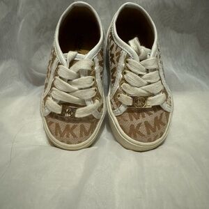 This shoes are in good condition, to small for my daughter, very comfortable